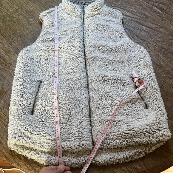 Thread & Supply Off-White Gray Ivory Sherpa Fleece Zip Up Vest Size M - Picture 12 of 13